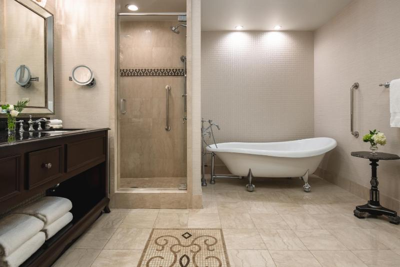 Luxury King Suite image 3