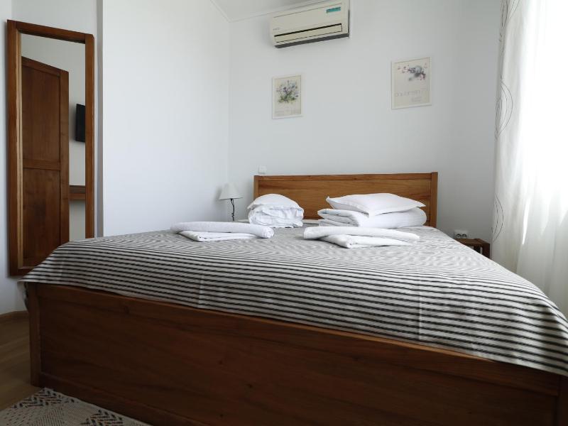 Standard Double Room image 4