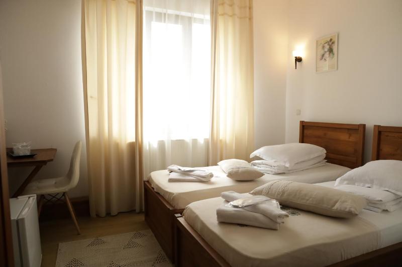 Twin Room with Bathroom image 3