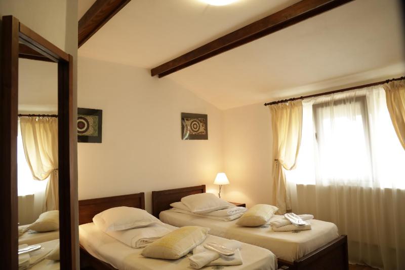 Twin Room with Bathroom image 1