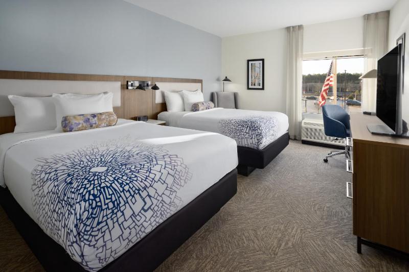 Queen Room with Two Queen Beds - Non-Smoking image 4