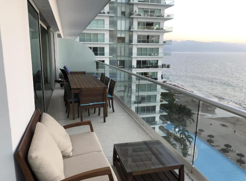 Peninsula Condo on 10th Floor - image 16