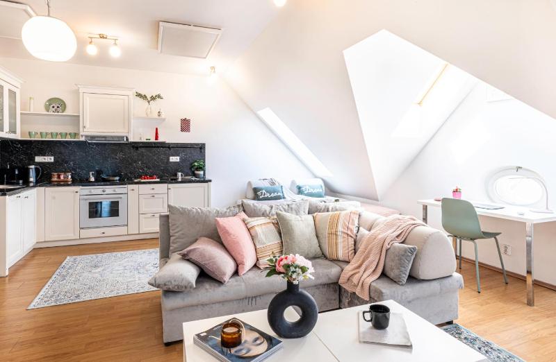 Prague Days - Airy Duplex with Terrace and AC - image 2