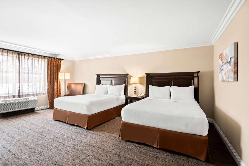 Queen Rooms with Two Queen Beds - Non-Smoking image 1