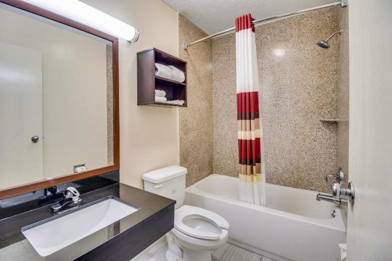 Deluxe Room with One Queen Bed Non-Smoking image 2