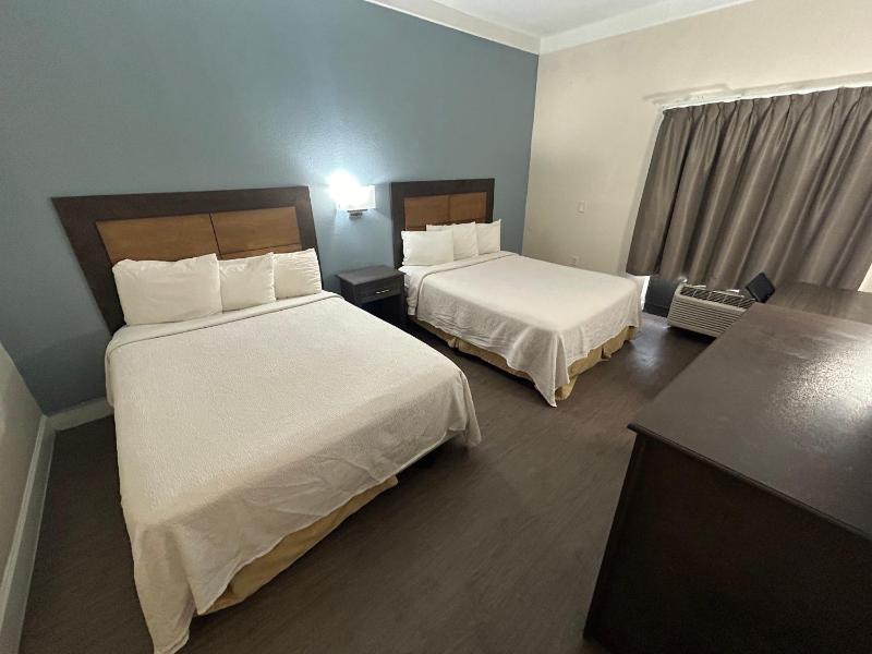 Superior Room with Two Queen Beds Smoke Free image 1