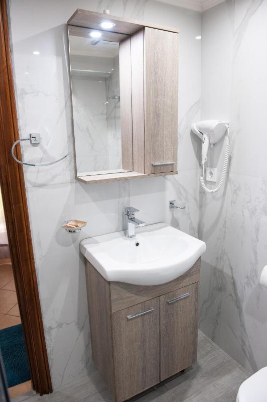 Double Room with Garden View image 3