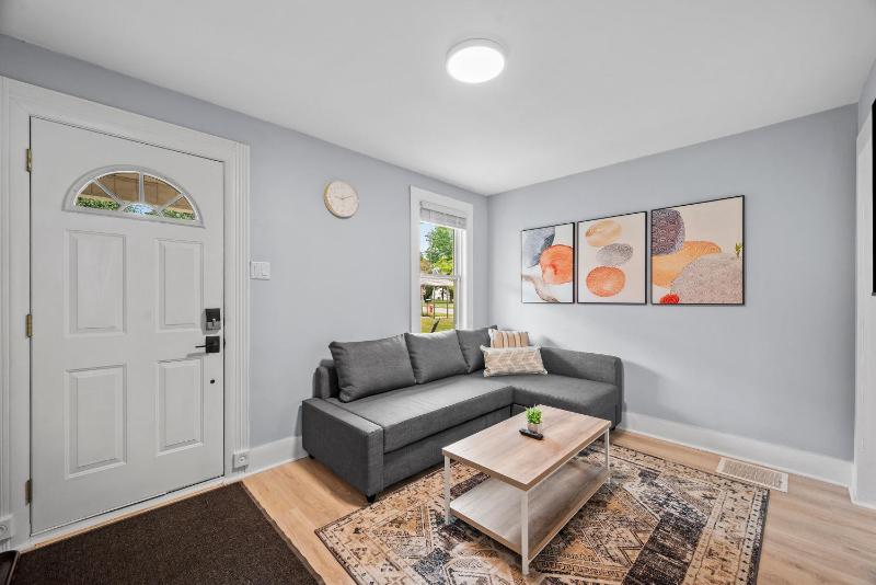 Slick&Spacious 2 Bdr Apt Natrona Hts Images