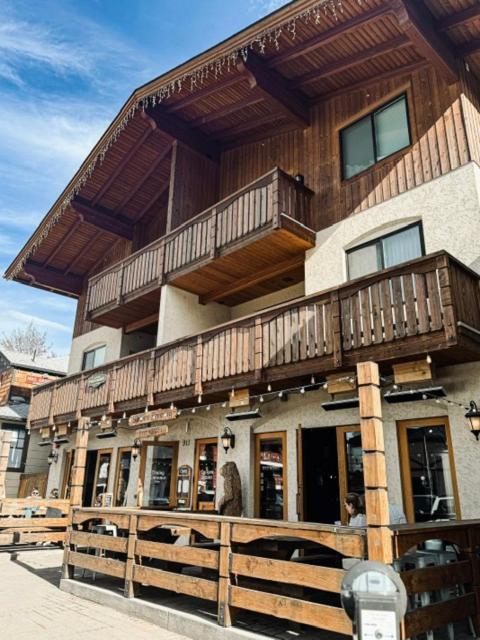 Two-Bedroom Townhouse Downtown - Across from the Obertal Inn image 1