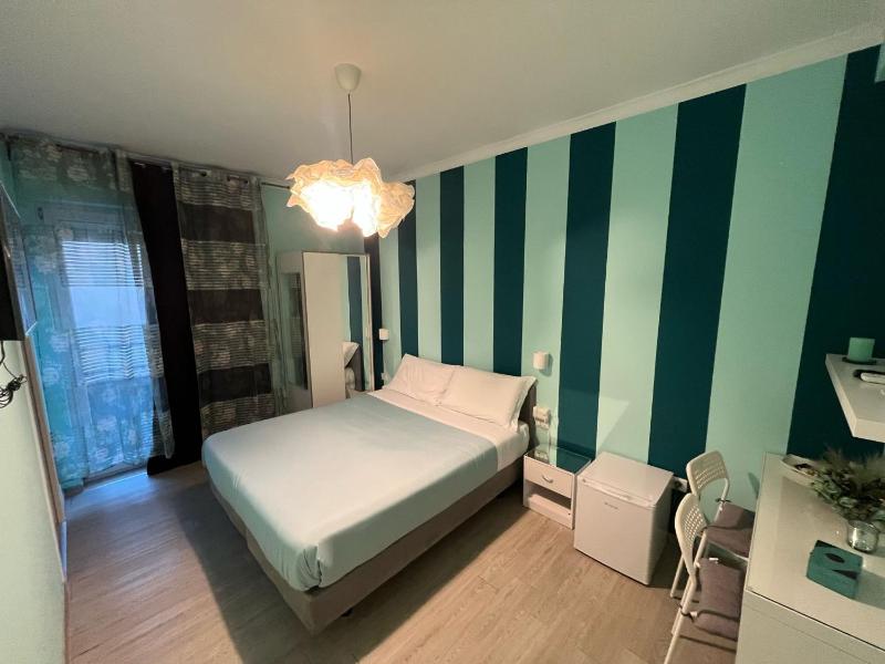 Large Double or Twin Room image 1