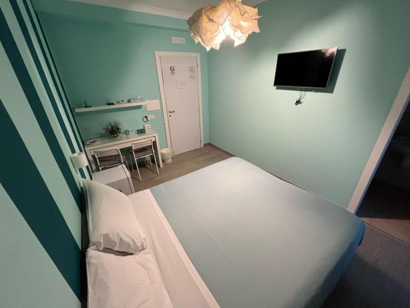 Large Double or Twin Room image 4