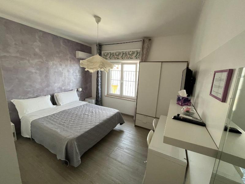 Large Double or Twin Room image 4