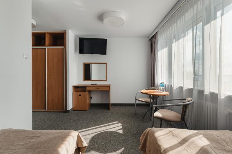 Twin Room image 4