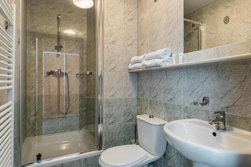 Twin Room image 2