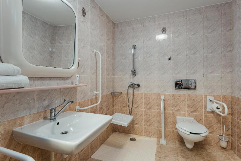 Twin Room image 3