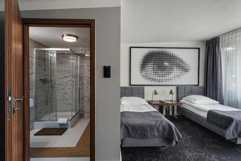 Executive Twin Room image 4