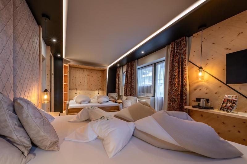 Deluxe Double Room image 3