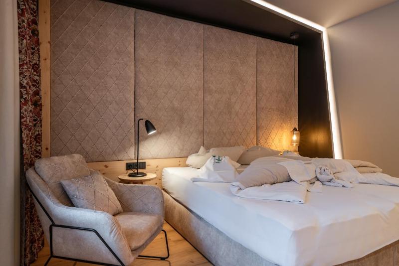 Deluxe Double Room image 2