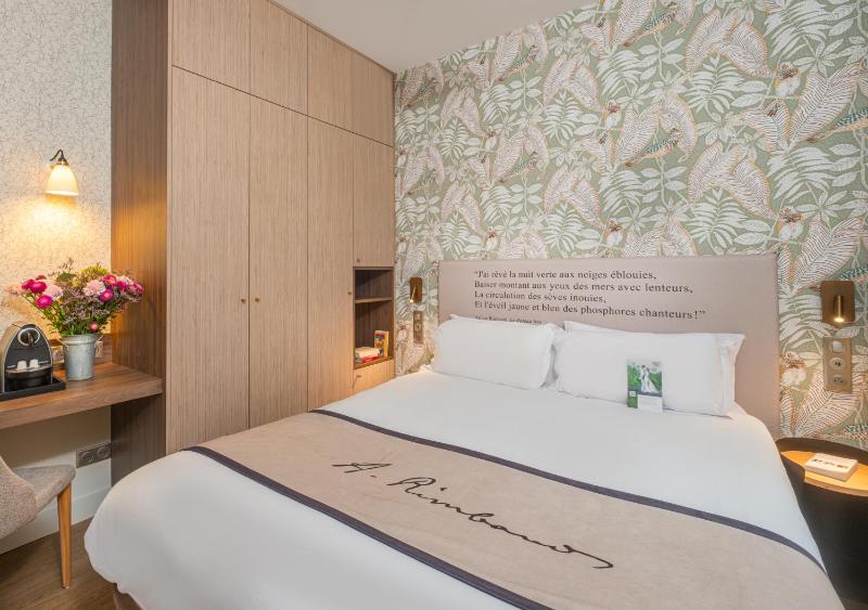 Superior Queen Room with Shower - Non-Smoking image 2