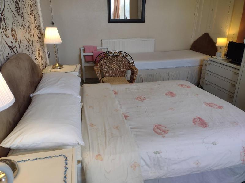 Triple Family En-suite with Cricket View image 4