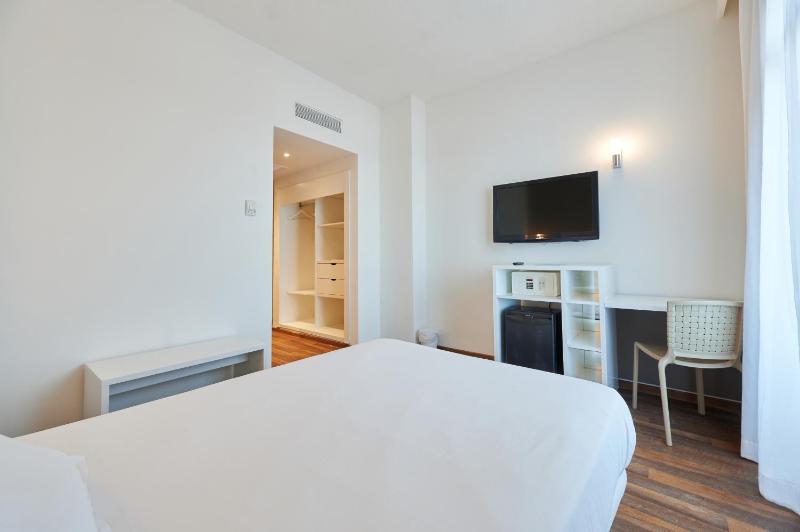 Single Room image 3
