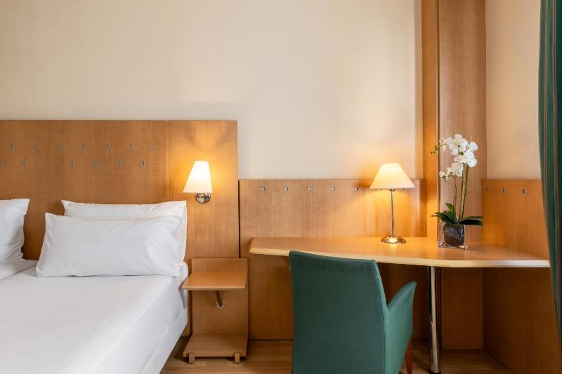 Standard Twin Room image 4