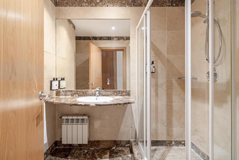 Standard Twin Room image 2