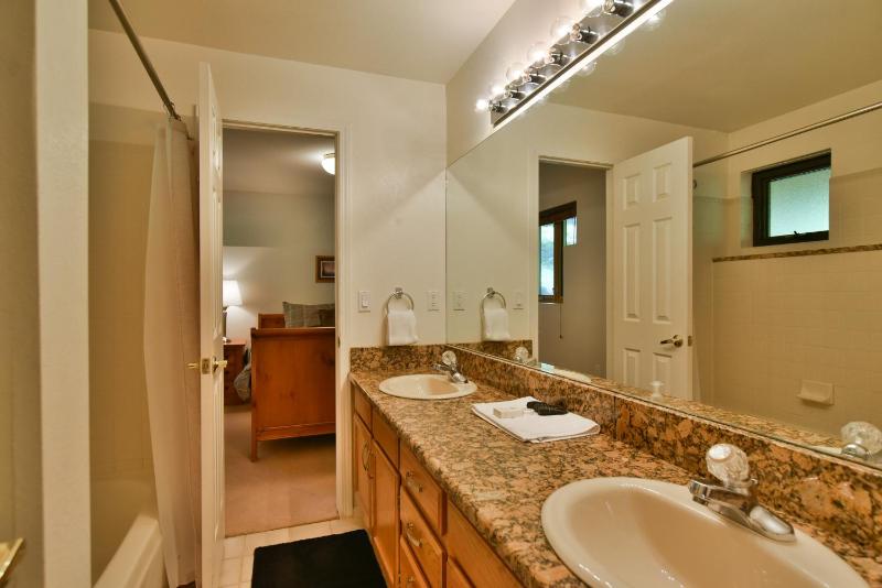 Park Forest Deer Trail Townhome: Hot Tub On Shuttle Route - image 5
