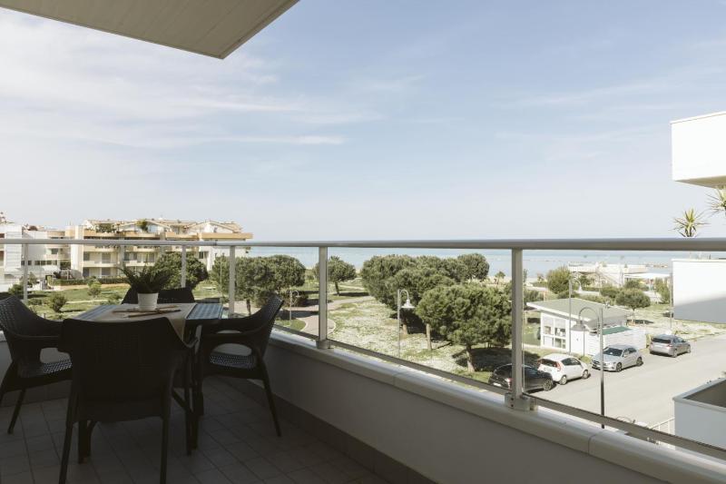 One-Bedroom Apartment with Balcony and Sea View image 4