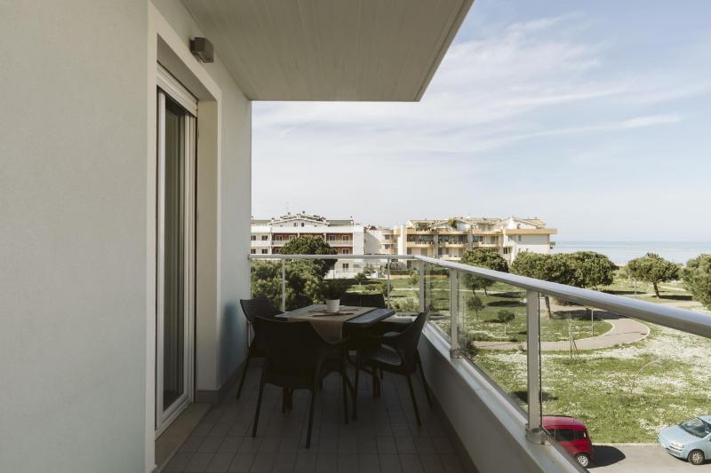 One-Bedroom Apartment with Balcony and Sea View image 3