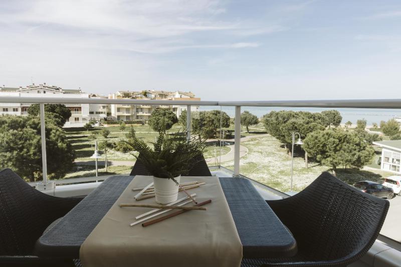 One-Bedroom Apartment with Balcony and Sea View image 2