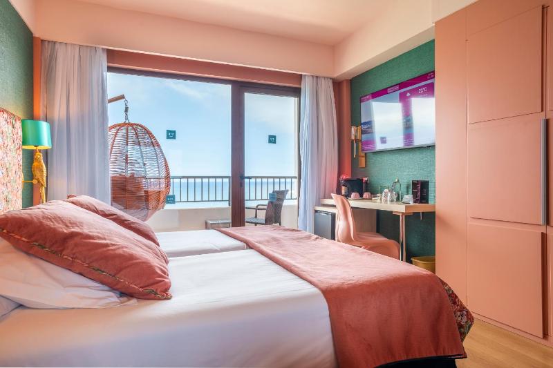 Deluxe Triple Room Sea View image 3