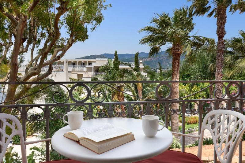 Superior Double or Twin Room with Garden View image 4