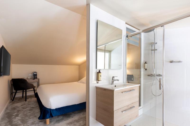 Family Suite with Balcony image 3