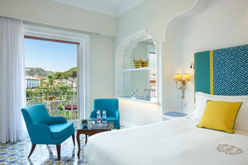 Deluxe Double or Twin Room with Balcony image 3