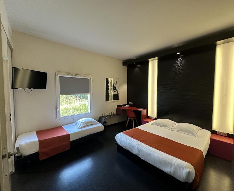 Triple Room (2 Adults + 1 Child) image 1