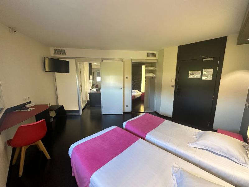 Twin Room image 4