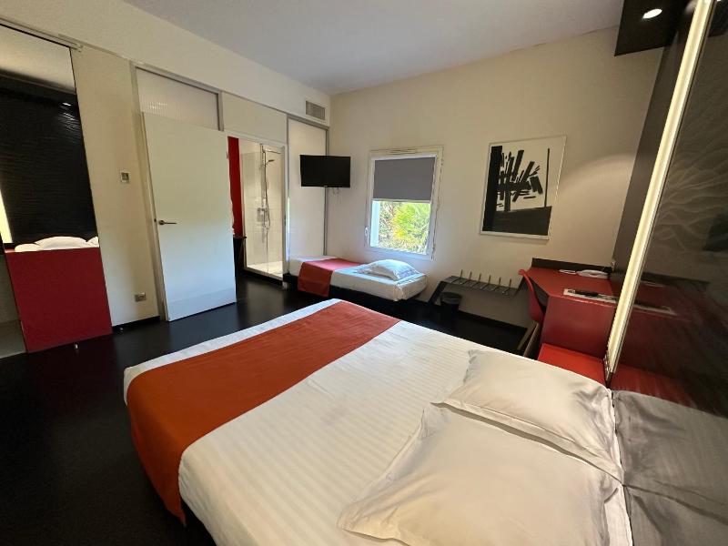Triple Room (2 Adults + 1 Child) image 2
