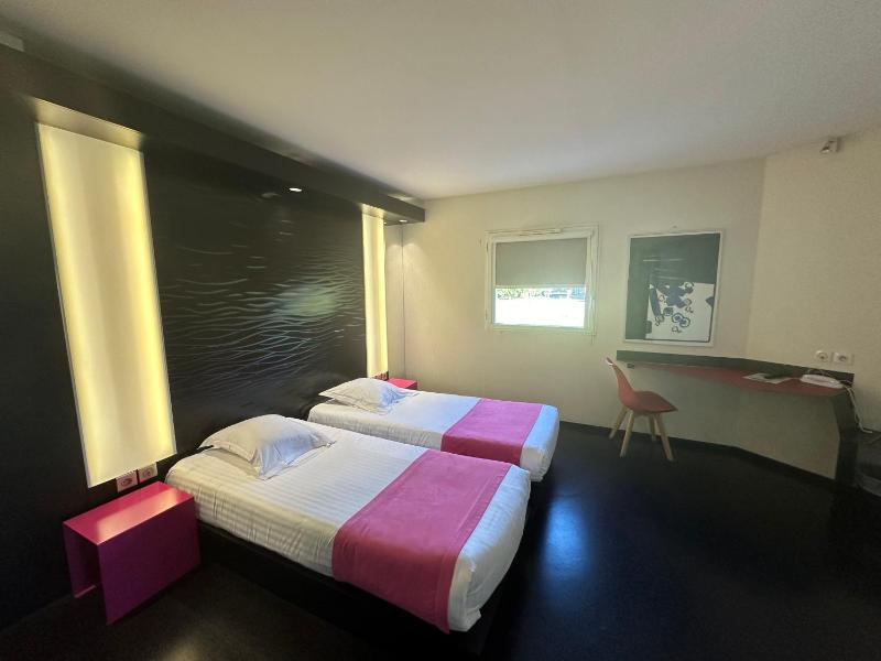 Twin Room image 2