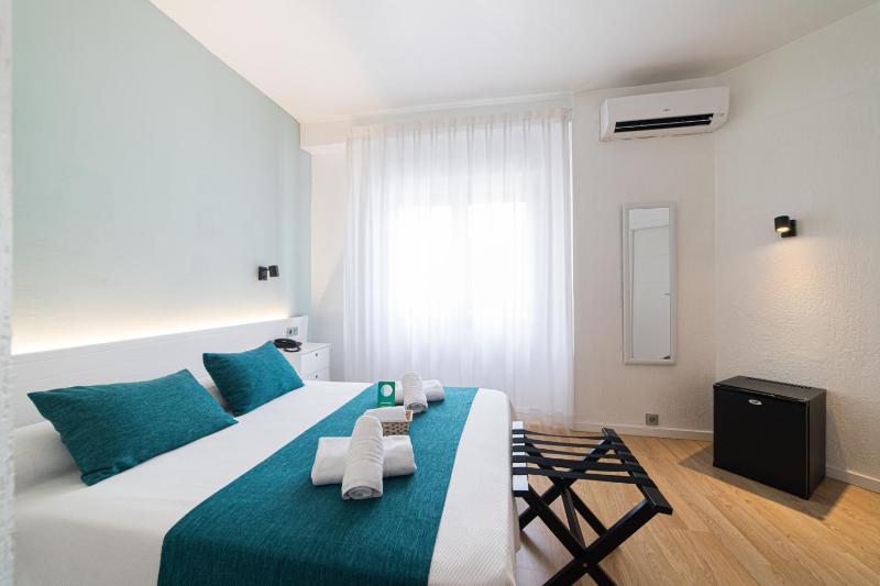 Double or Twin Room image 3