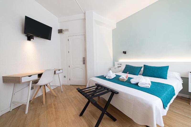 Double or Twin Room image 4