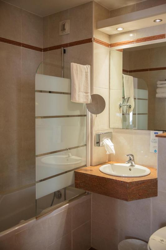 Brit Hotel Confort Nîmes Ouest - A9 sortie 25 - image 23