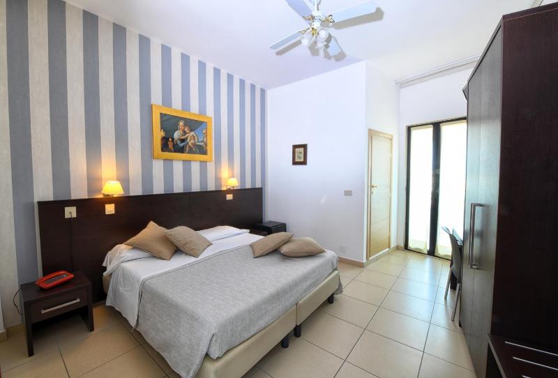 Double Room image 3
