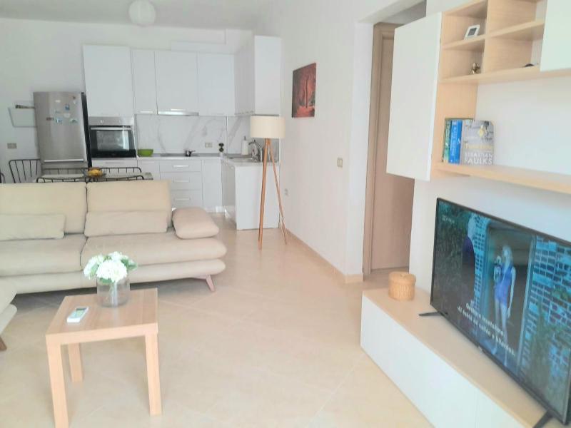 Spacious 2-Bedroom Apartment with Sea View - image 9