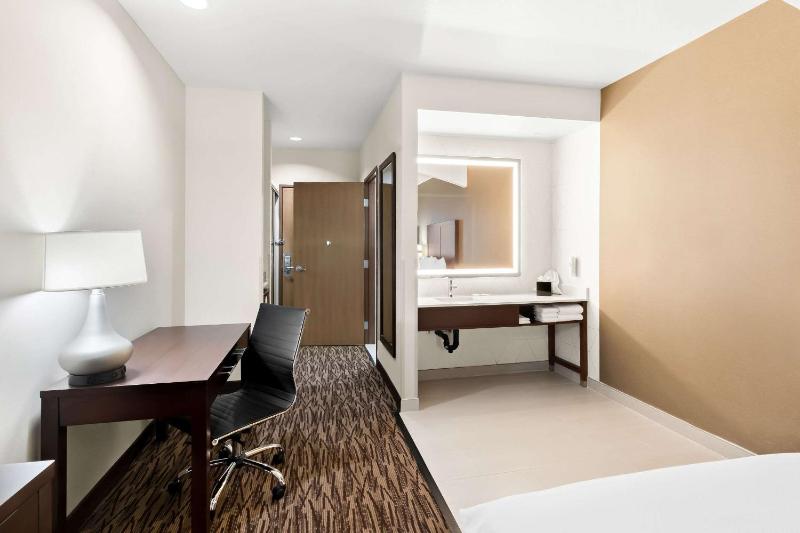 Comfort Suites Portland Airport - image 40