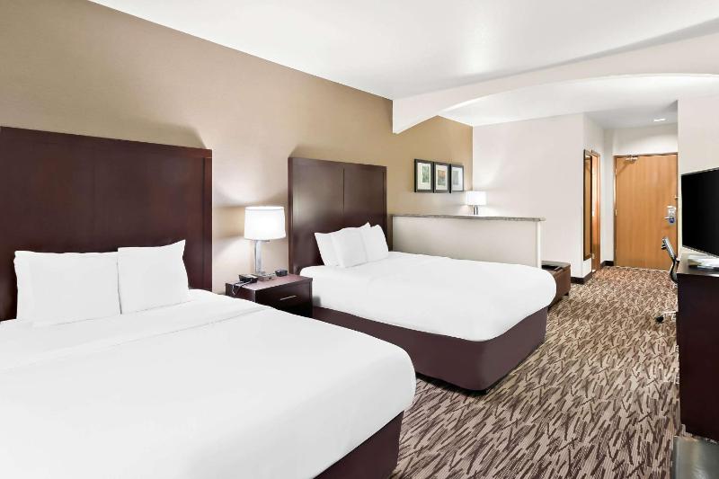 Queen Suite with Two Queen Beds image 3
