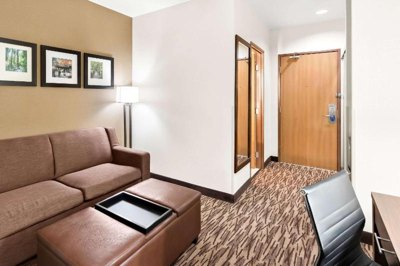 Comfort Suites Portland Airport - image 9