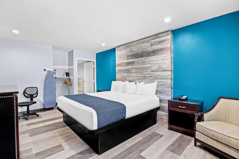 King Room with Roll In Shower - Disability Access/Non-Smoking image 4