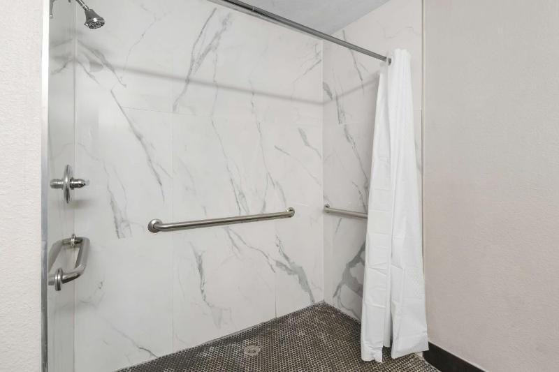 King Room with Sofa Bed and Roll-In Shower - Disability Access/Non-Smoking image 2