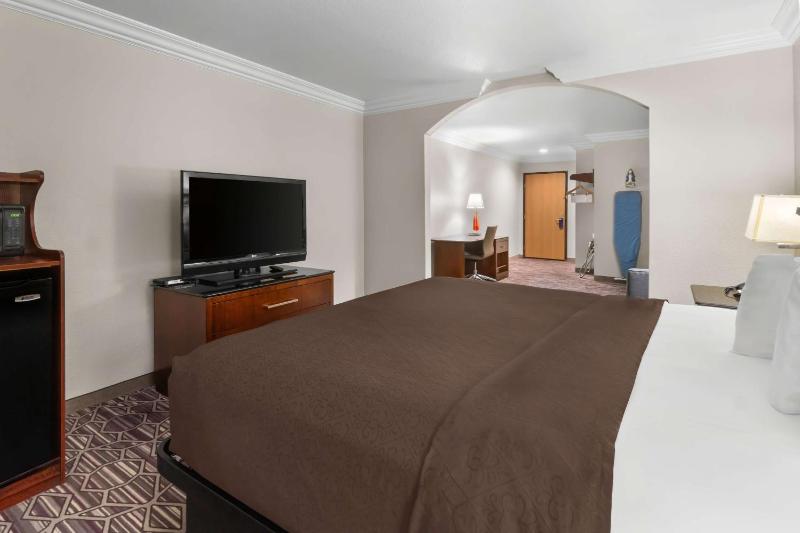 King Suite with Sofa Bed and Bath Tub - Mobility Accessible/Non-Smoking image 2